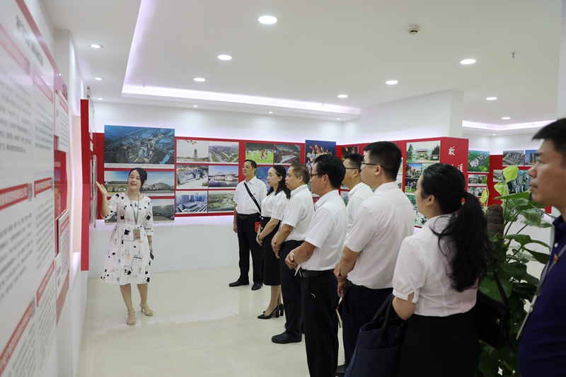 参观新半岛电子网站企业文化展示室.JPG