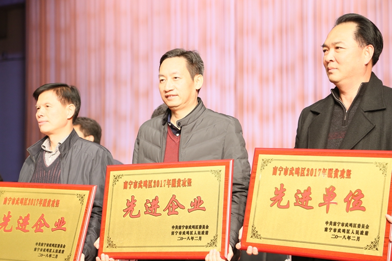 图为集团党委副书记马超毅同志代表半岛(中国)投资集团领取奖牌。_副本.jpg
