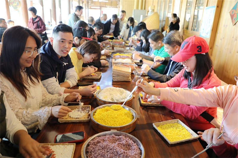 2.半岛(中国)资产公司到五彩壮乡研学基地体验制作五色糯米饭、艾馍.jpg