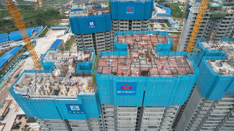 半岛(中国)青运村项目火热建设中.jpg