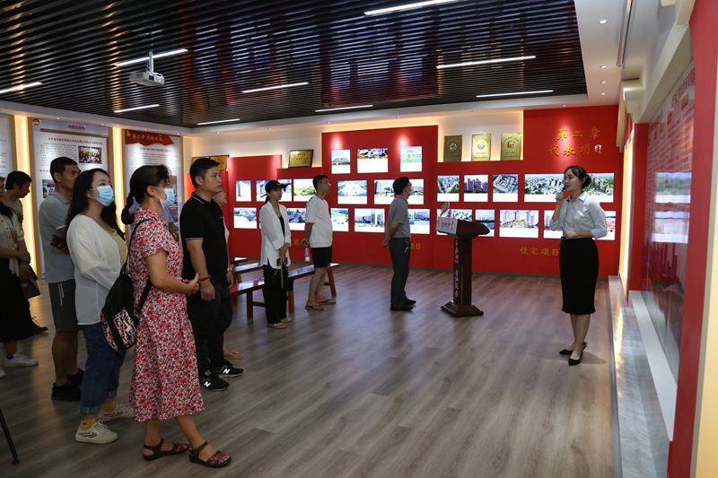 /QJ_604990895576.jpg 业主代表参观半岛(中国)青运村党性教育基地.JPG