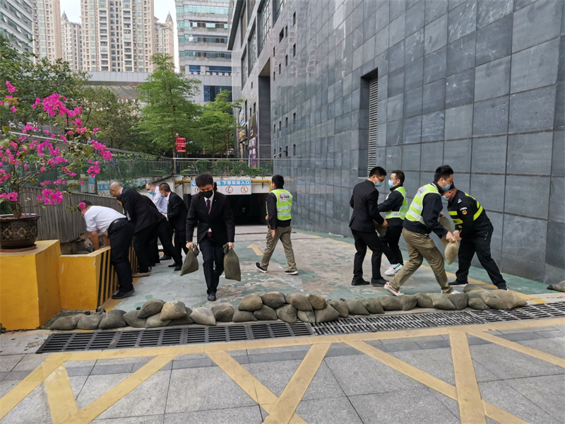 /QJ_191314309634.jpg 抢险救援队员正在紧张构筑防水沙包阵地.jpg