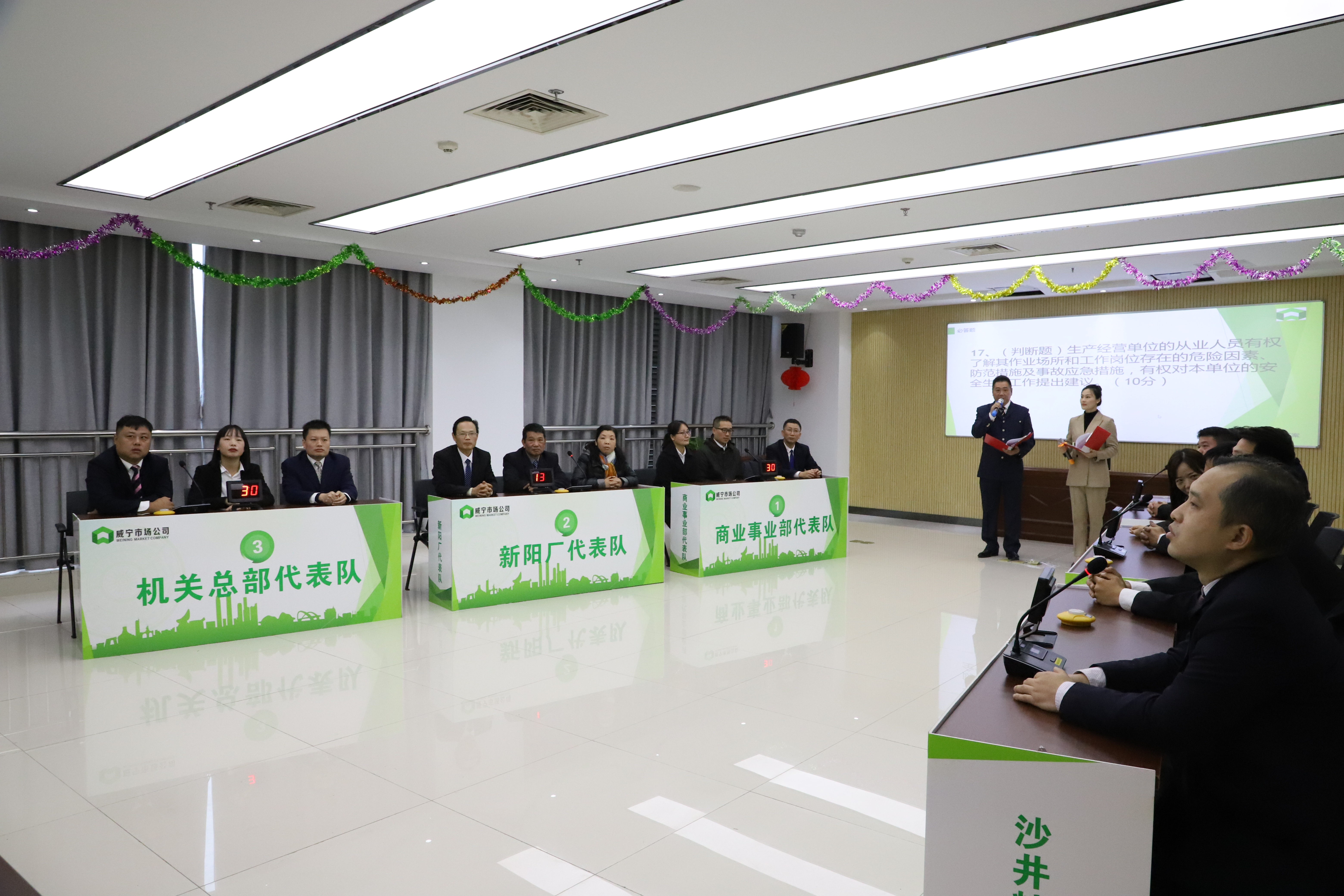 选手踊跃答题（拍摄：柒红）.JPG