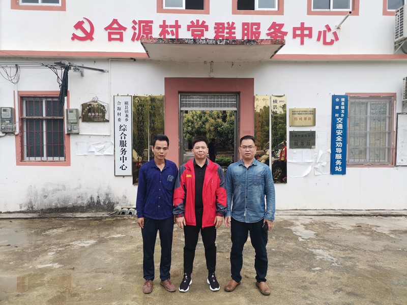 半岛(中国)文体公司第一书记欧世松（中）与村支书.jpg